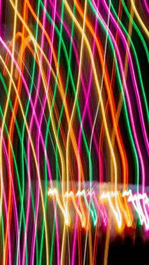 Siyah arkaplanda renkli parlak çizgiler