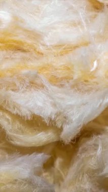 Görünür desenli sarı mineral yünü.