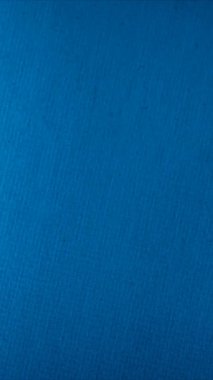 Görünür desenli mavi metal bir levha çizilmiş. arkaplan