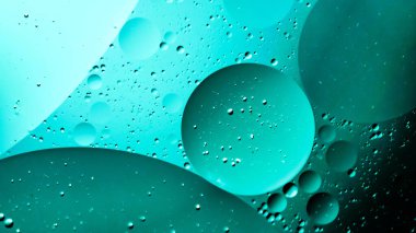 Mavi zemin üzerinde yağ damlaları