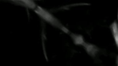 Siyah arkaplanda hareket eden beyaz çizgiler