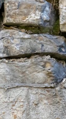 Kireçtaşı taşlarıyla kaplı.