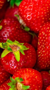 Kırmızı çilekler ve görünür detaylar. arkaplan veya doku