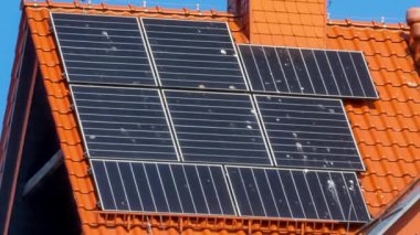 Kırmızı kiremit çatısındaki fotovoltaik paneller