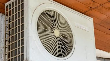 Klima duvarın arkasında, çatının altında asılı.