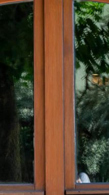 Kırmızı tuğla bir duvarın arka planında ahşap kepenk.