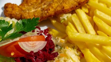 Domuz pirzolası, patates kızartması ve salata.