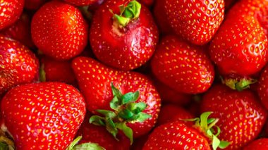 Kırmızı çilekler ve görünür detaylar. arkaplan veya doku