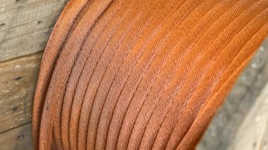 Ahşap bir varilde bakır kablo