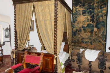 Niedzica, Polonya - 27 Ekim 2024 - Niedzica 'daki şatoda yatak odası