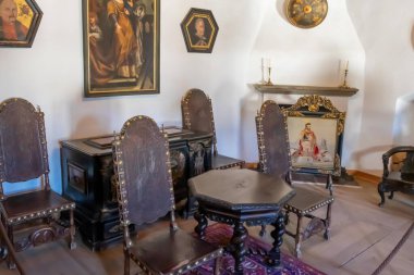 Niedzica, Polonya - 27 Ekim 2024 - Niedzica Şatosu 'nda oda