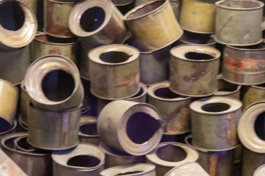 Oswiecim, Polonya - 28 Kasım 2024 - Alman Auschwitz imha kampında Zyklon B kutularının sergilenmesi