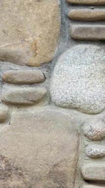 Taştan yapılma sıradan bir duvar.