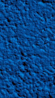 Duvar mavi boyayla boyanmış, görünür bir dokusu var.