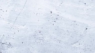 Duvar beyaz boyayla boyanmış.