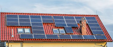 Evin çatısındaki güneş panelleri