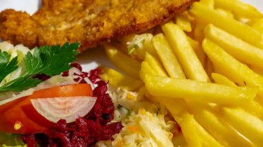 Domuz pirzolası, patates kızartması ve salata.