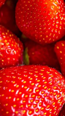 Kırmızı çilekler ve görünür detaylar. arkaplan veya doku