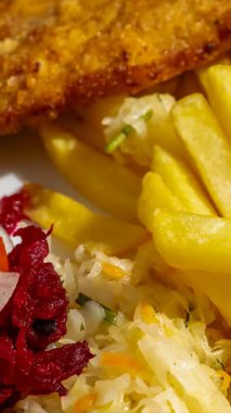 Domuz pirzolası, patates kızartması ve salata.