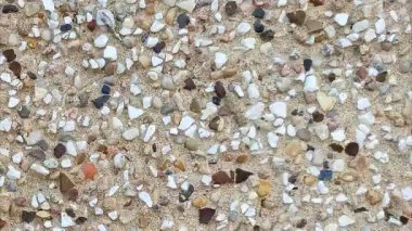 Duvar alçısında renkli çakıl taşları. arkaplan