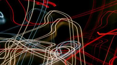 Siyah arkaplanda renkli ışık çizgileri