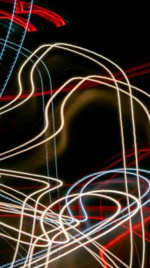 Siyah arkaplanda renkli ışık çizgileri