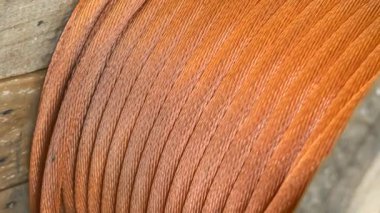 Ahşap bir varilde bakır kablo