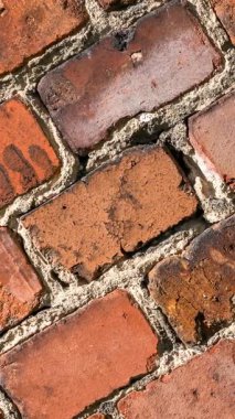 Görünür dokusu olan kırmızı tuğlalar