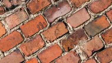 Görünür dokusu olan kırmızı tuğlalar