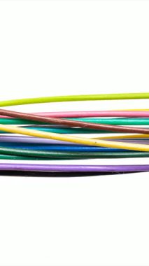 Beyaz izole arkaplanda renkli kablolar
