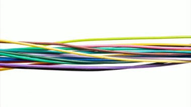Beyaz izole arkaplanda renkli kablolar