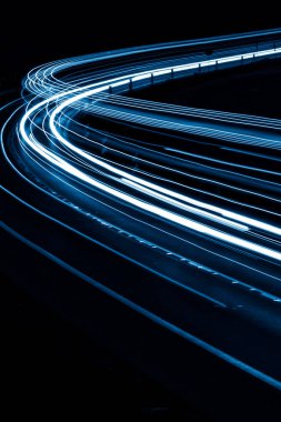 Geceleri mavi araba ışıkları. uzun pozlama