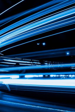 Siyah arkaplanda mavi çizgiler