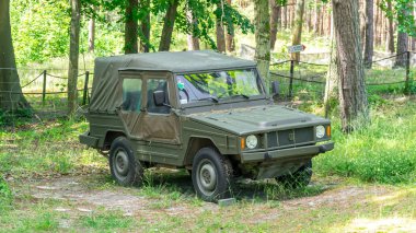 Ustka, Polonya - 25 Haziran 2024 - yeşil askeri araba