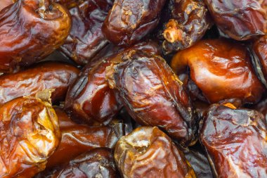 Kahverengi kurutulmuş hurmalar. arkaplan veya doku
