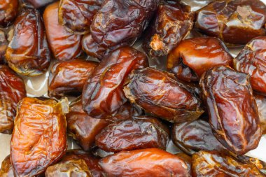 bir kutuda kahverengi kurutulmuş tarihler