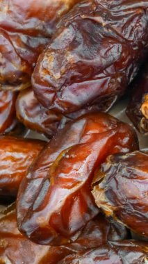 bir kutuda kahverengi kurutulmuş tarihler