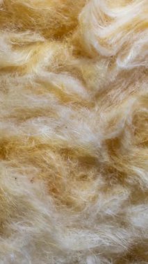 Görünür desenli sarı mineral yünü.