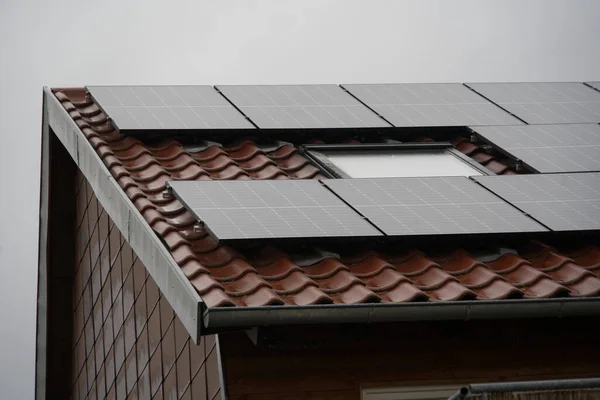 Moduli Solari Tetto Edificio Residenziale Caso Pioggia Cielo Grigio Tetto — Foto Stock