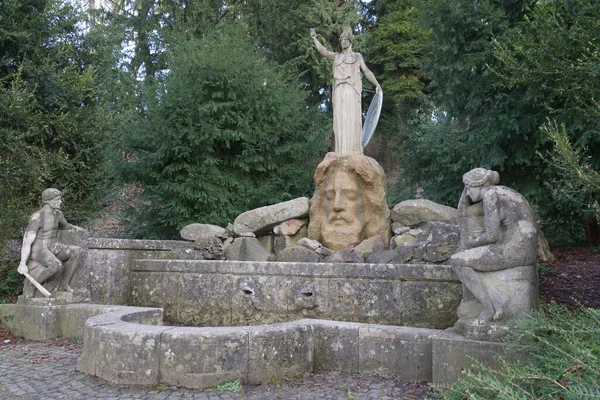 シュトゥットガルトのアテナ噴水 知恵と芸術の女神アテーナーは 神の父ゼウスの巨大な石の頭の上に立つ 噴水の流域では 左側にプロメテウス座と右側にパンドラ座っ — ストック写真