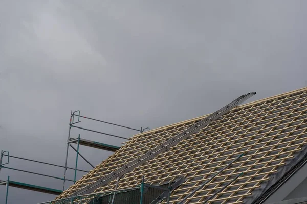 Ein Wohnhaus Wird Energetisch Saniert Die Dachdecker Haben Das Dach — Stockfoto