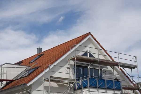 Zarif bir konut iskelenin arkasında bir şekilde gizlidir. Bina enerjik bir şekilde yenilenecek ve çatıda bir güneş enerjisi santrali kurulacak..