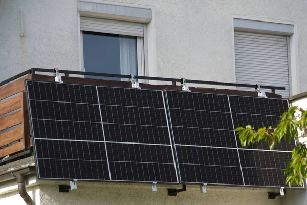 Solarmodule Auf Dem Geländer Einer Größeren Terrasse Die Zarten Äste — Stockfoto