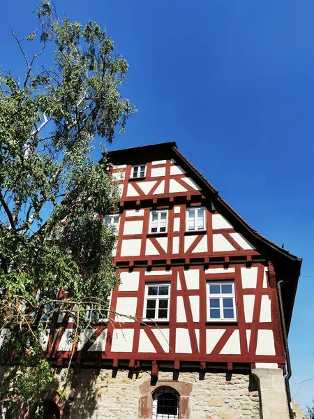 奈林根的老牧师 建于1565年的半木制房屋是修道院建筑群的一部分 — 图库照片