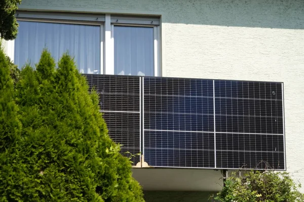 Moduli Solari Una Centrale Elettrica Balcone Sporgono Dietro Alti Cespugli — Foto Stock