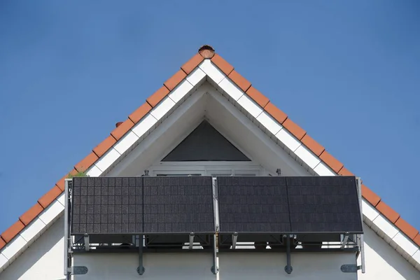 阳台栏杆上安装的巴尔科尼电站 屋顶正下方有一个大阳台的公寓被阳光照射着 多亏了无云的天空 太阳能电池板将提供大量的电力 — 图库照片#