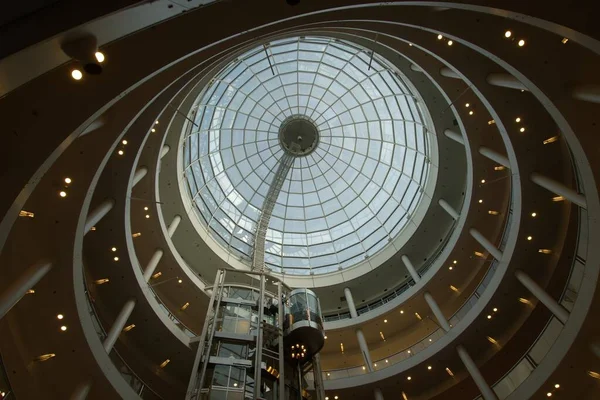 Architektura Luxusní Skleněný Obchodní Dům Velkolepým Skleněným Venkovním Výtahem Vedoucím — Stock fotografie