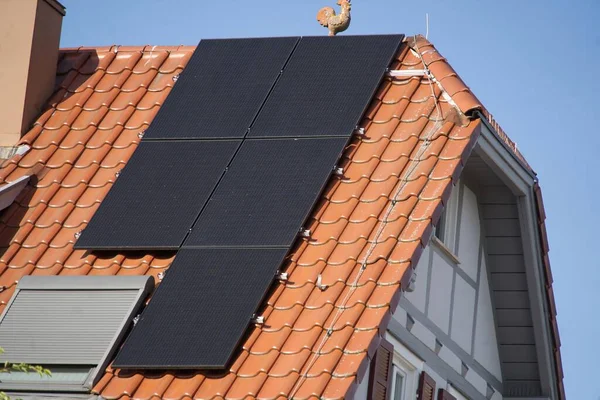 Solarmodule Auf Dem Dach Eines Alten Fachwerkhauses Strahlend Blauer Himmel — Stockfoto