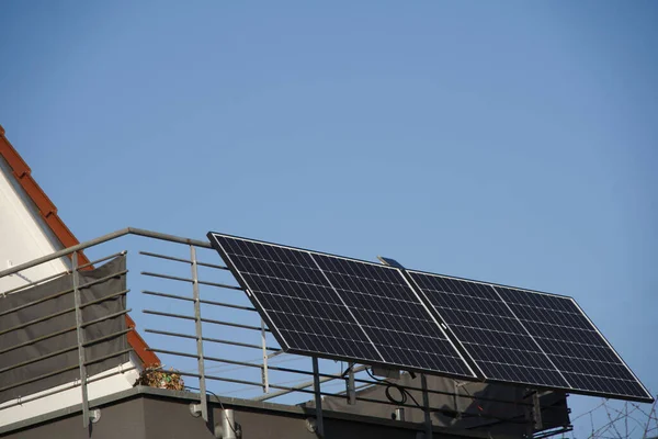 Elektrárna Solární Balkón Připojena Zábradlí Terasy Domu Panely Jsou Nakloněny — Stock fotografie
