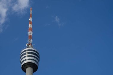 Güneşli bir günde, ince bulutlu Stuttgart TV Kulesi. Kule, Stuttgart şehrinin sembollerinden biridir. Stuttgart doğumlu mimar Fritz Leonhardt mimardı ve kulenin yapımına öncülük etti. İlk inşa edilen kule 